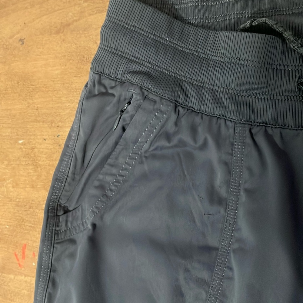 The North Face Nylon Capris Size Medium - Picture 14 of 14